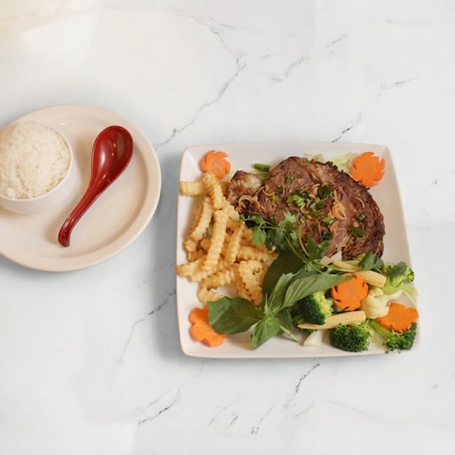 G8. Golden's Gold Steak - Bò Bít Tết.